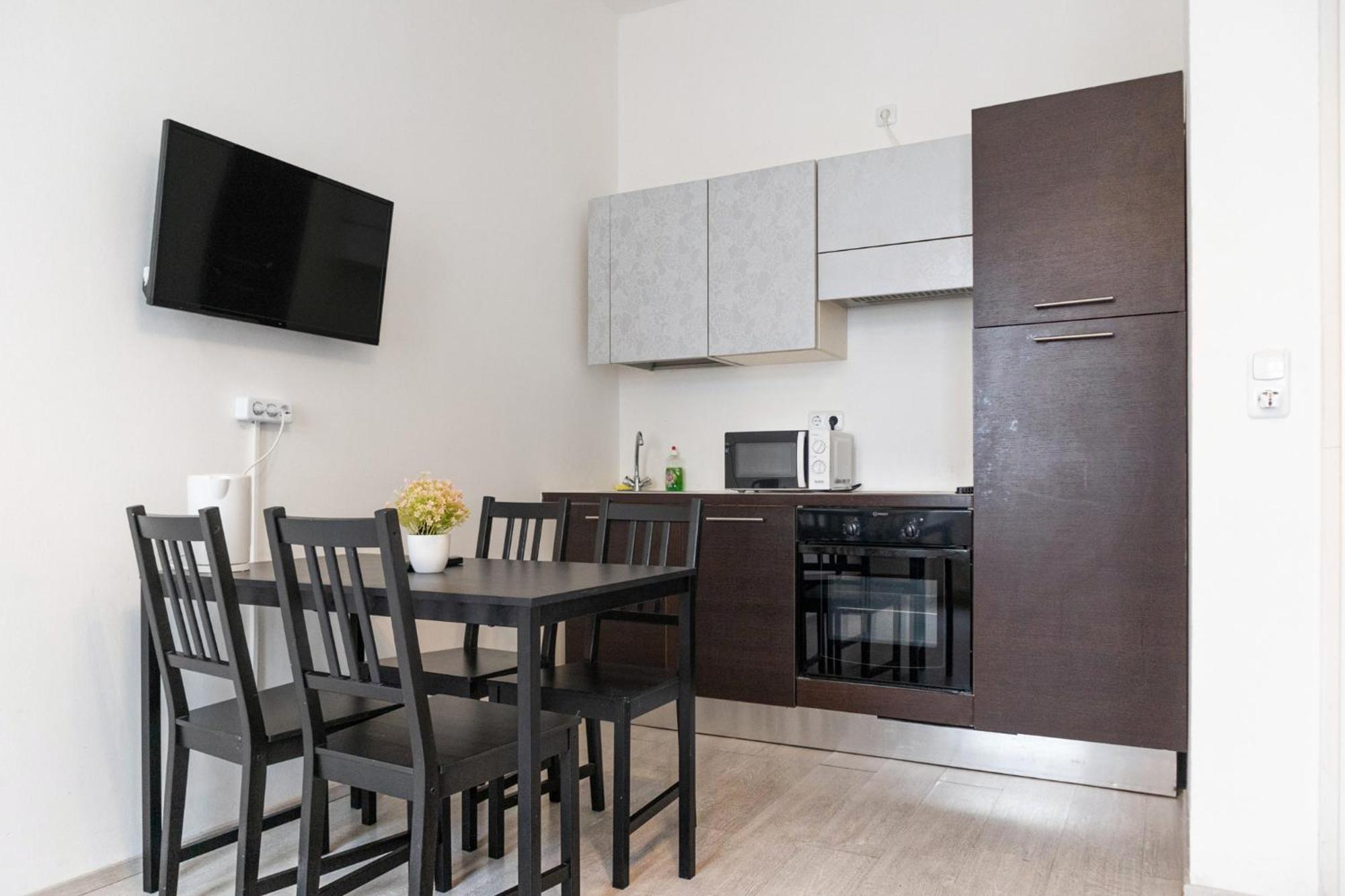 2 Pleasant Flats - Perfect For Long