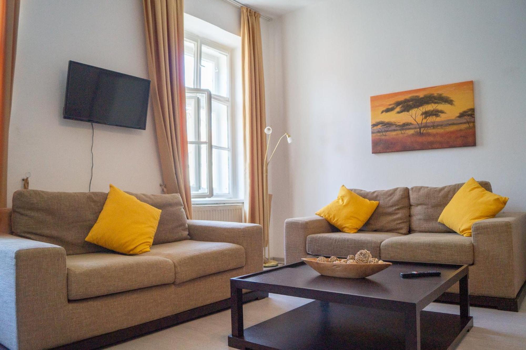 2 Pleasant Flats - Perfect For Long Apartment