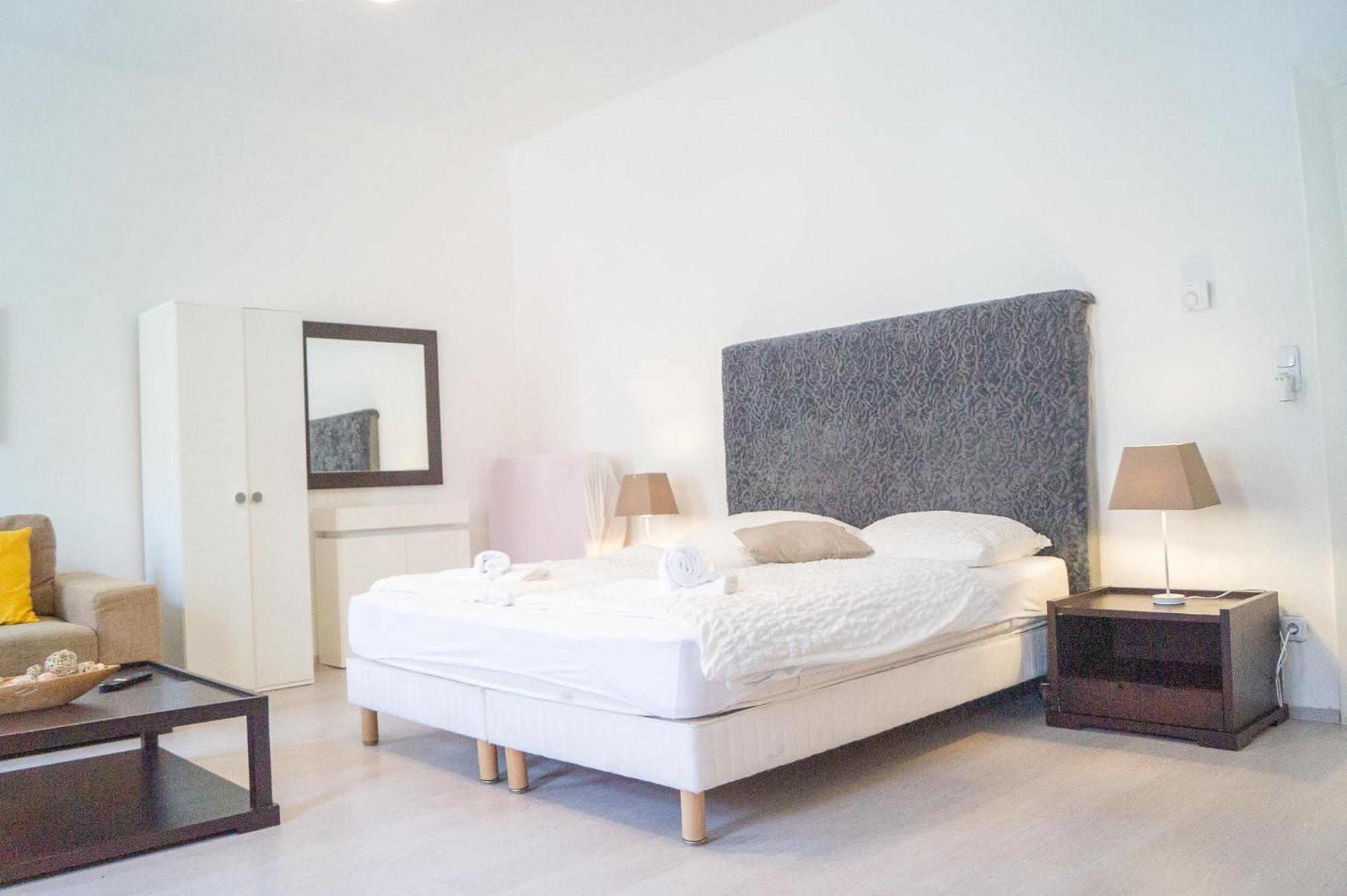 2 Pleasant Flats - Perfect For Long