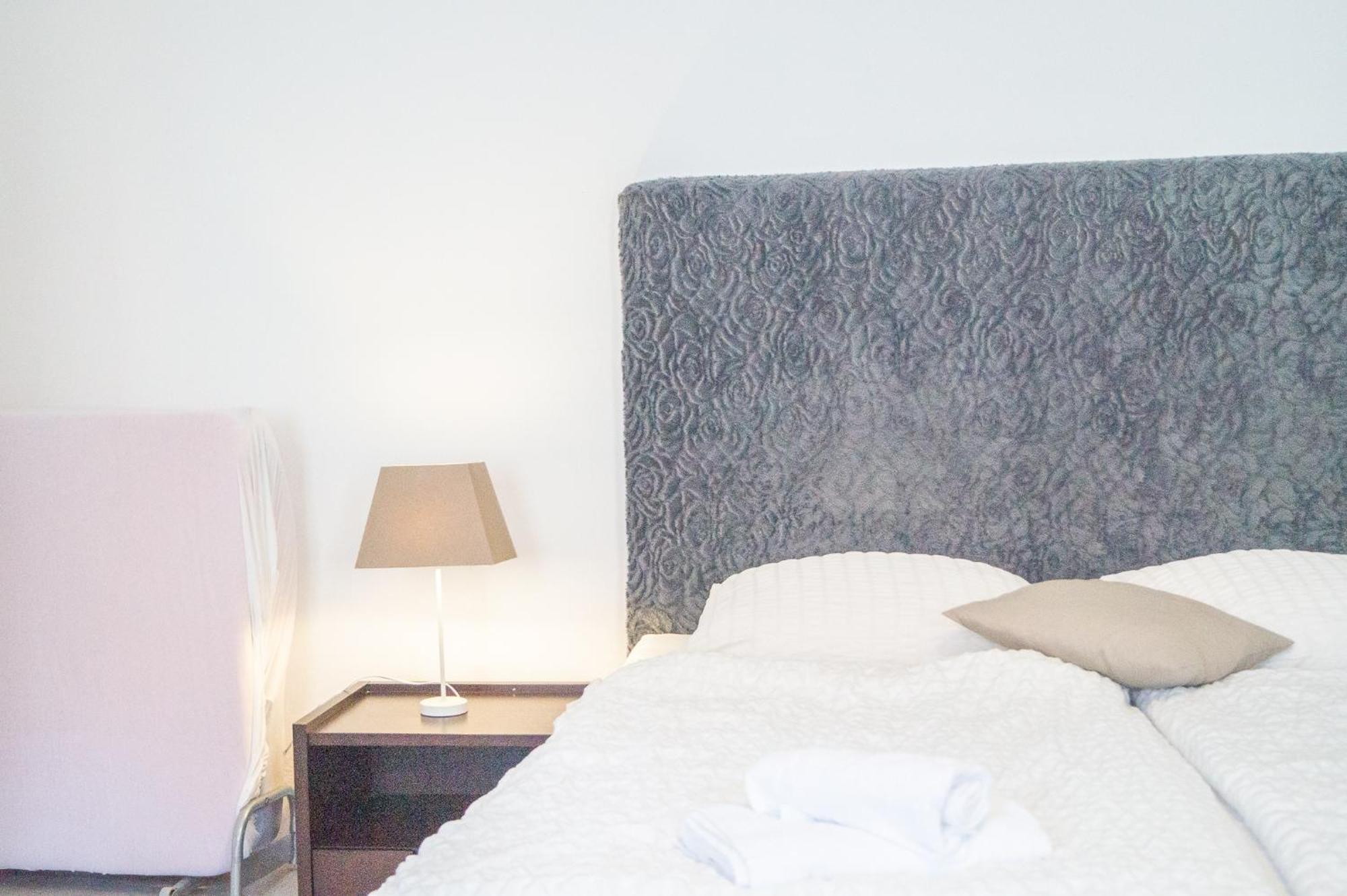 2 Pleasant Flats - Perfect For Long